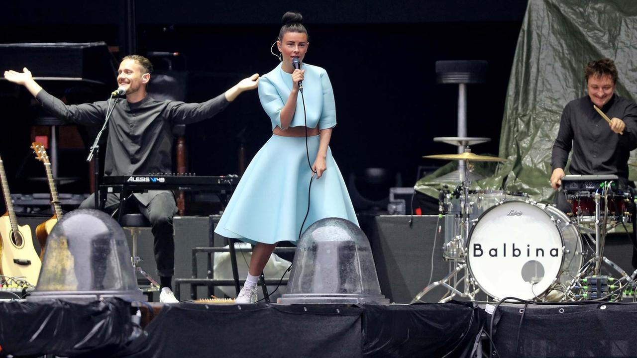 Die deutsche Musikerin Balbina tritt am 13.06.2015 als Vorband vor einem Grönemeyer-Konzert in Leipzig (Sachsen) auf. Die deutsche Musikerin Balbina tritt am 13.06.2015 als Vorband vor einem Grönemeyer-Konzert in Leipzig (Sachsen) auf.