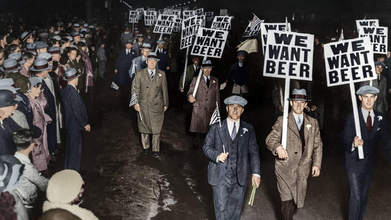 Demonstration von Gewerkschaftlern gegen die Prohibition in Newark, New Jersey, USA (1931). Demonstration von Gewerkschaftlern gegen die Prohibition in Newark, New Jersey, USA (1931).