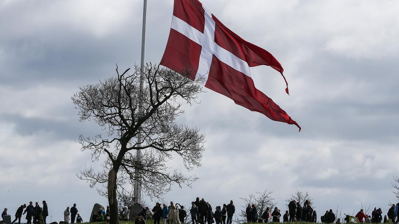 Dänische Bürger nehmen in Sonderburg (Dänemark) an einer Gedenkfeier zum 150. Jahrestag der Schlacht bei den Düppeler Schanzen teil. 