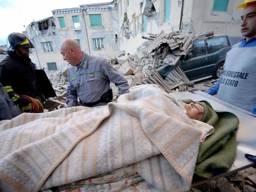 Verletzte werden nach dem Erdbeben in Amatrice geborgen