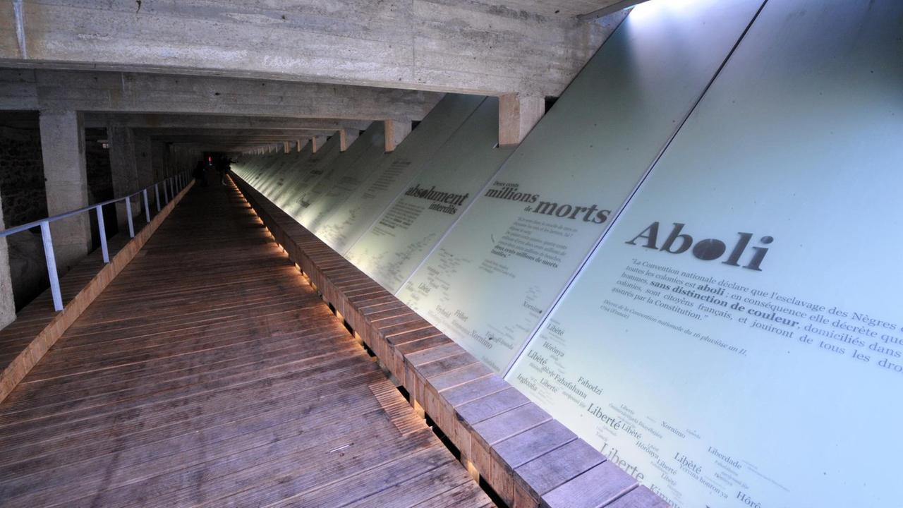 In der Gedenkstätte für die Abschaffung der Sklaverei erinnert eine Dauerausstellung in Nantes, dem größten Sklavenhafen Frankreichs.
In der Gedenkstätte für die Abschaffung der Sklaverei erinnert eine Dauerausstellung in Nantes, dem größten Sklavenhafen Frankreichs.