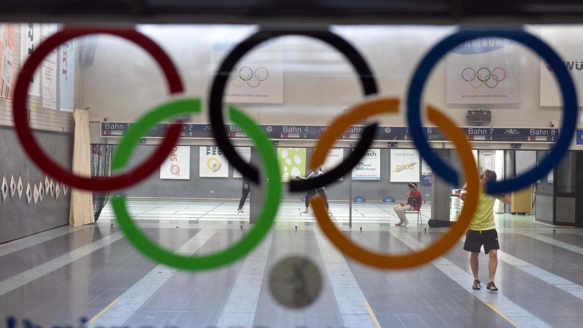 Eine Trainingshalle im Fechtzentrum Tauberbischofsheim (Baden-Württemberg). Eine Trainingshalle im Fechtzentrum Tauberbischofsheim (Baden-Württemberg).