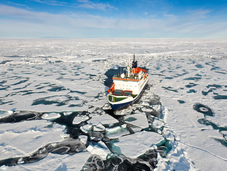Die "Polarstern" auf ihrer 26. Arktisfahrt 2011 am Nordpol