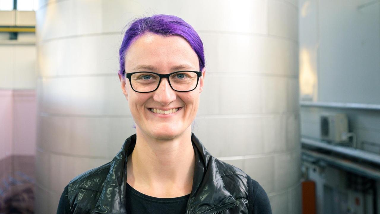 Christiane Heinicke steht in der Laborhalle des ZARM an der Eingangstür der von ihr entwickelten zylinderförmigen Demo-Version des Moduls von einem Wohn- und Arbeitsmodul, das für den Einsatz außerhalb der Erde gedacht ist. Christiane Heinicke steht in der Laborhalle des ZARM an der Eingangstür der von ihr entwickelten zylinderförmigen Demo-Version des Moduls von einem Wohn- und Arbeitsmodul, das für den Einsatz außerhalb der Erde gedacht ist.