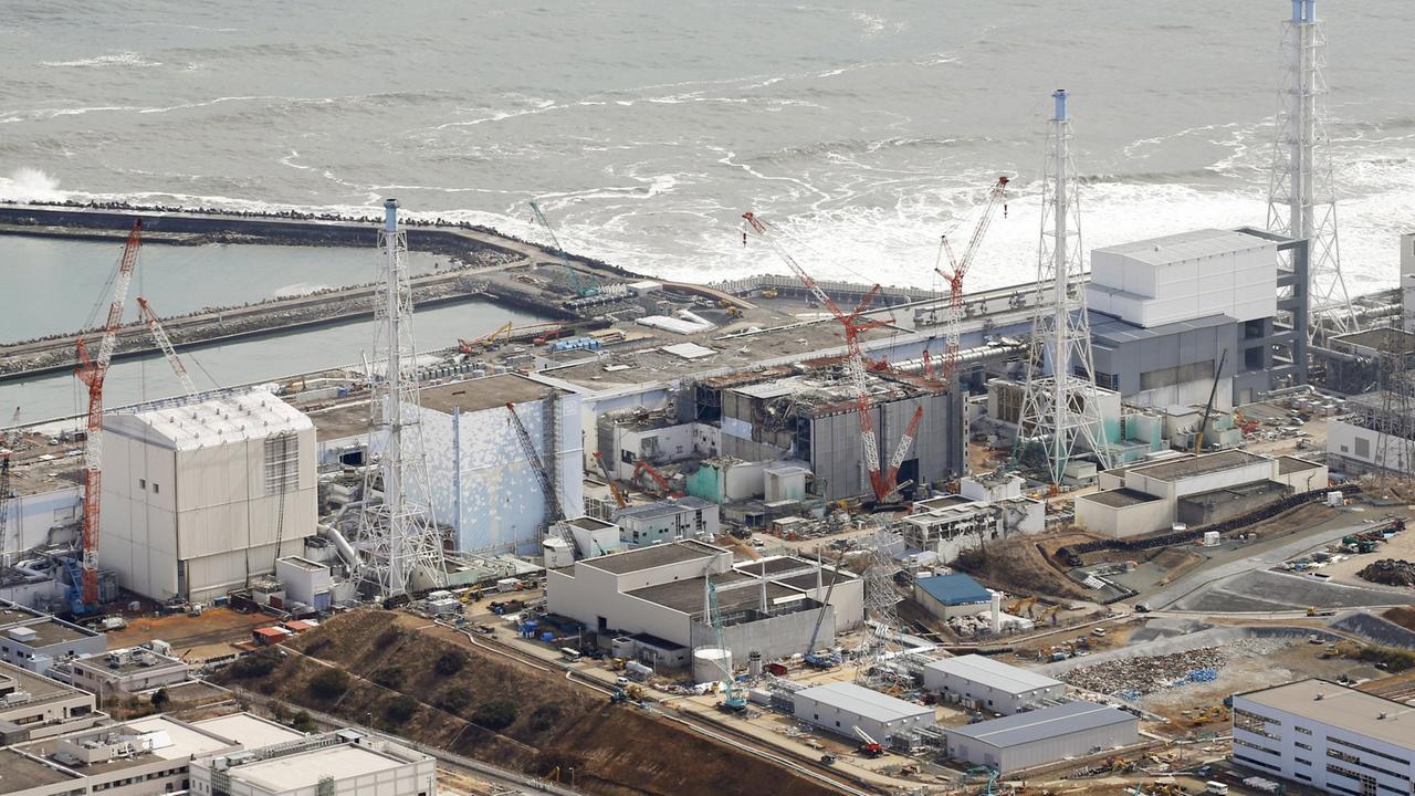 Die Ruine des Atomkraftswerks Fukushima fotografiert aus einem Helikopter. Die Ruine des Atomkraftswerks Fukushima fotografiert aus einem Helikopter.
