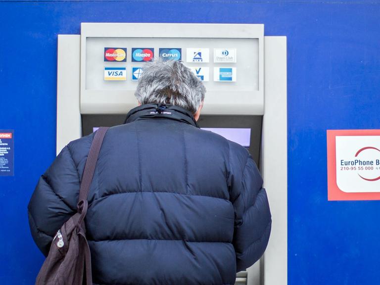 Ein griechischer Kunde am Geldautomat