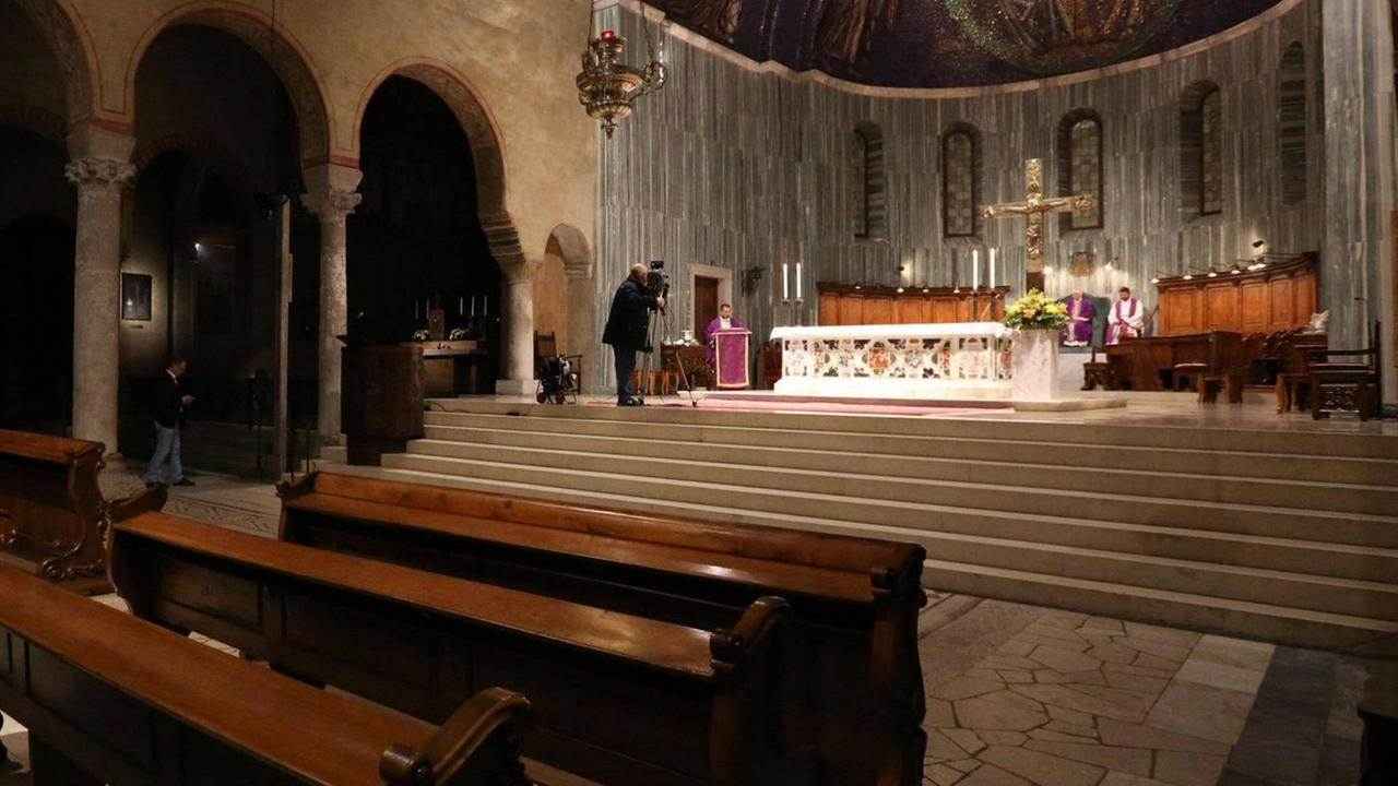 Ein Gottedienst in Triest findet vor leeren Bänken statt.