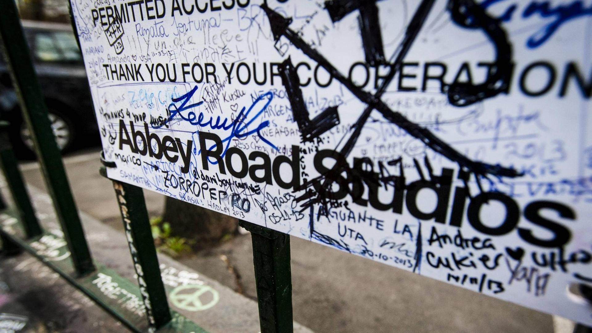 Das Schild der Abbey Road Studios mit vielen Unterschriften. Das Schild der Abbey Road Studios mit vielen Unterschriften.