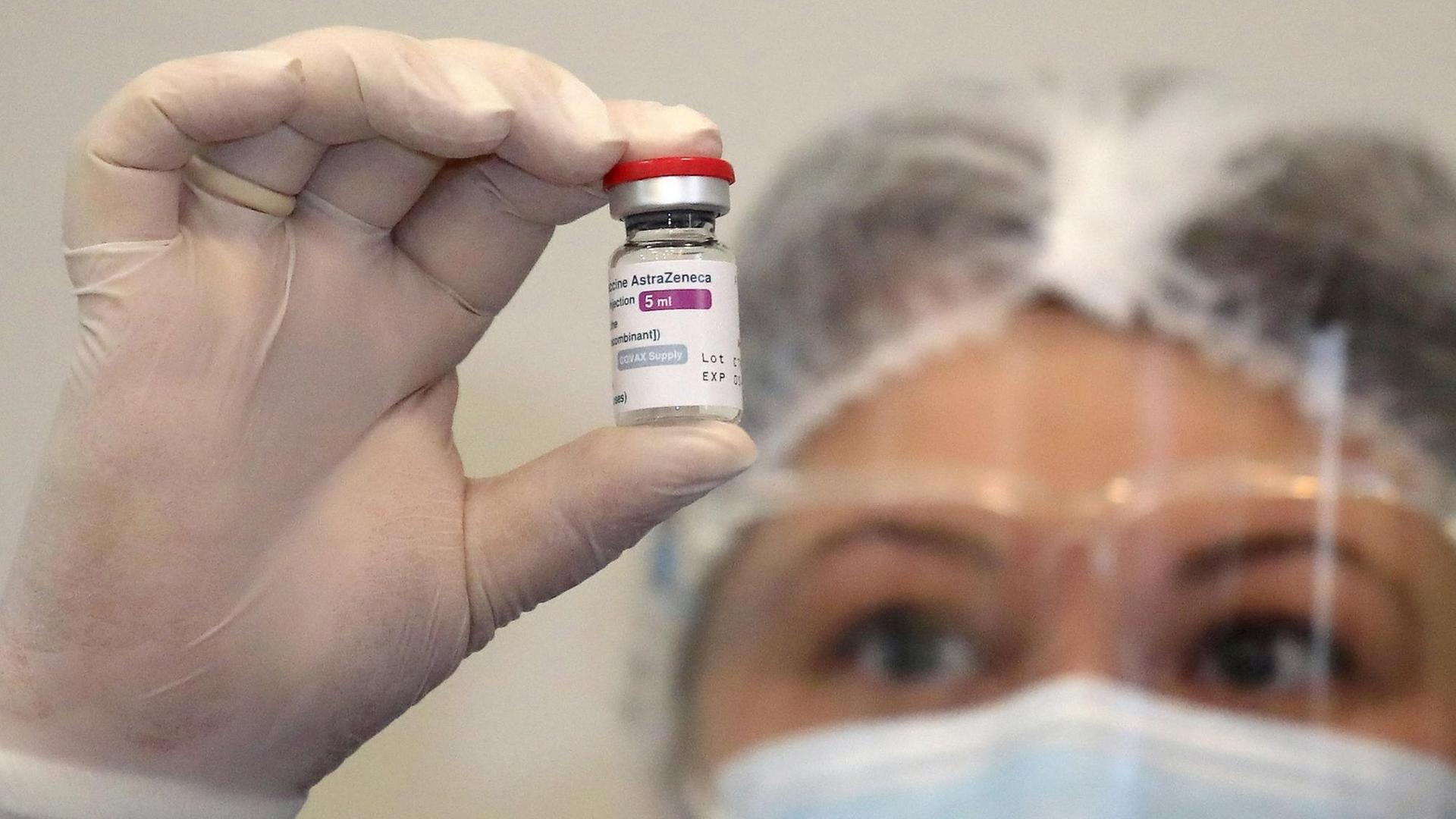 Eine Krankenschwester hält ein Fläschchen mit dem Impfstoff Astrazneca in der Hand Eine Krankenschwester hält ein Fläschchen mit dem Impfstoff Astrazneca in der Hand