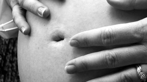 "Über eine Schwangerschafts- unterbrechung soll die Frau nicht selbst bestimmen können": Norbert Geis' (CSU) Aussage löste am 25. Juni 1992 eine heftige Debatte aus