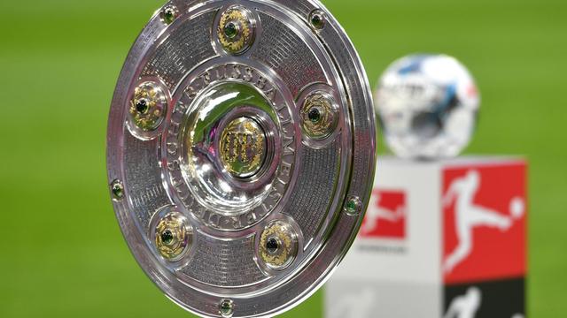 Meisterschale auf einem Podest mit dem Logo der Deutschen Fußball-Liga