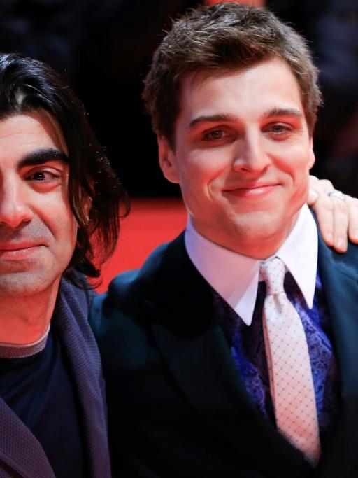 Der Regisseur Fatih Akin und Schauspieler Jonas Dassler (rechts) auf dem roten Teppich der 69. Berlinale (7. bis 17. Februar 2019).