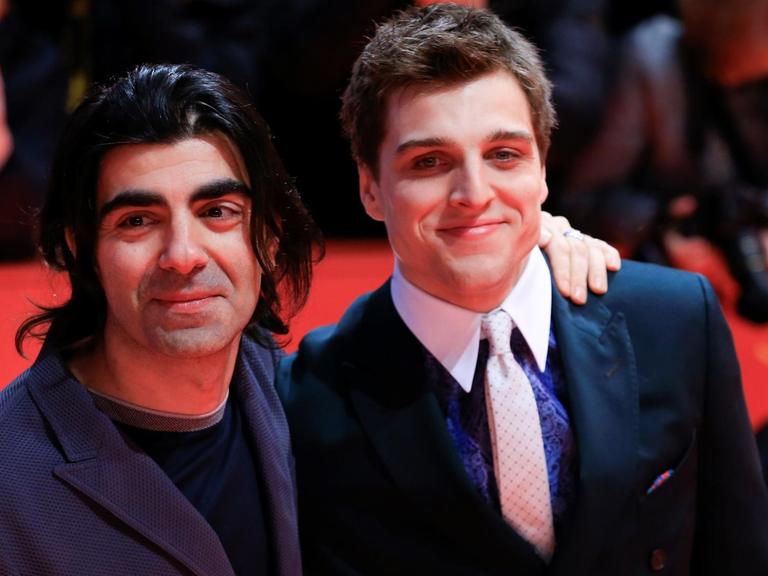 Der Regisseur Fatih Akin und Schauspieler Jonas Dassler (rechts) auf dem roten Teppich der 69. Berlinale (7. bis 17. Februar 2019).