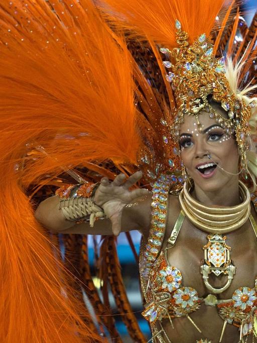 Bunt kostümierte Tänzerin beim Karneval in Rio de Janeiro