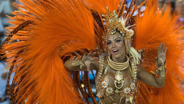 Bunt kostümierte Tänzerin beim Karneval in Rio de Janeiro