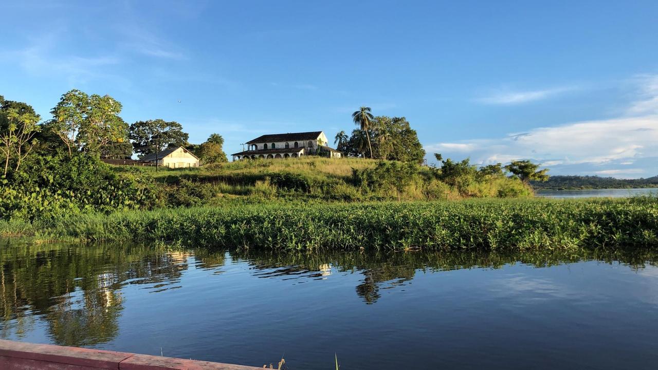 Auf einem Hügel steht eine verfallene Villa Auf einem Hügel steht eine verfallene Villa