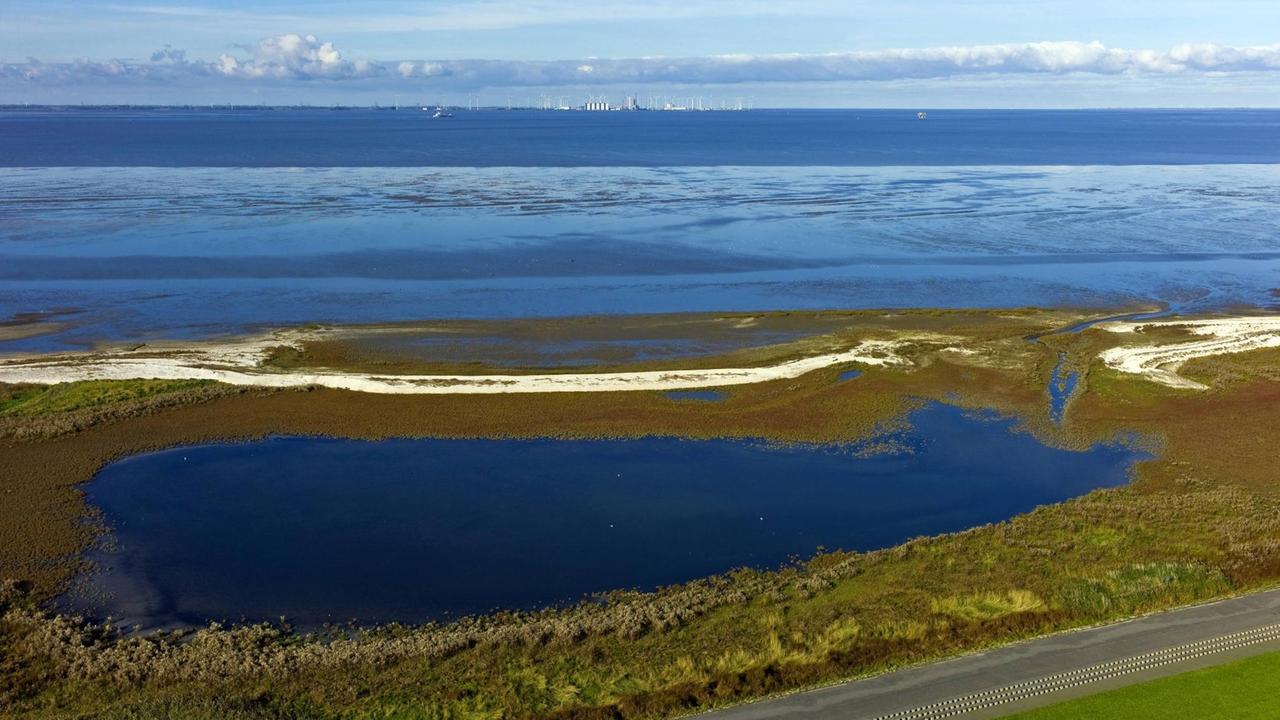 Blick aufs Meer vom mit 65,3 Metern höchsten Leuchtturm Deutschlands in Campen, Deutschland, Niedersachsen, Ostfriesland. Blick aufs Meer vom mit 65,3 Metern höchsten Leuchtturm Deutschlands in Campen, Deutschland, Niedersachsen, Ostfriesland.