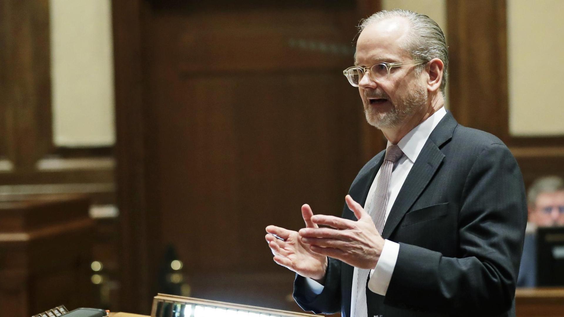 Lawrence Lessig, Rechtsprofessor an der Harvard University, aufgenommen am 22.02.2019 bei einer Rede vor dem Washington Supreme Court Lawrence Lessig, Rechtsprofessor an der Harvard University, aufgenommen am 22.02.2019 bei einer Rede vor dem Washington Supreme Court