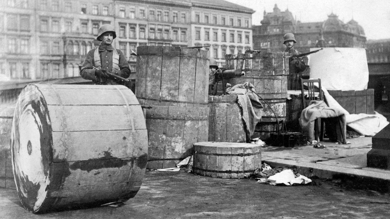 Drei Soldaten stehen verbarrikadiert mit Gewehren in Position. Drei Soldaten stehen verbarrikadiert mit Gewehren in Position.