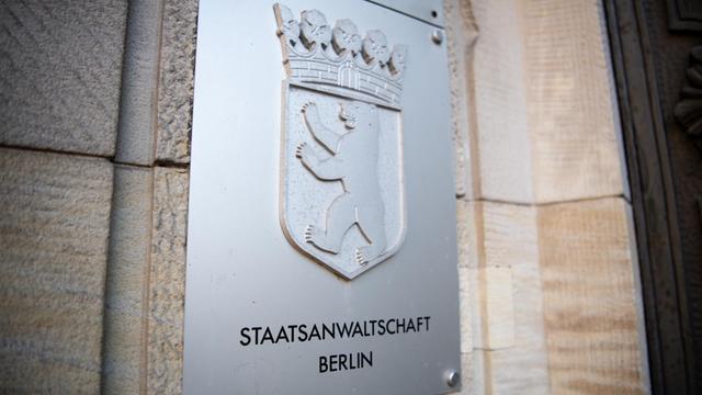 08.10.2018, Berlin: Das Schild mit der Aufschrift "Staatsanwaltschaft Berlin" am Eingang des Gerichts in Moabit. Foto: Fabian Sommer/dpa | Verwendung weltweit