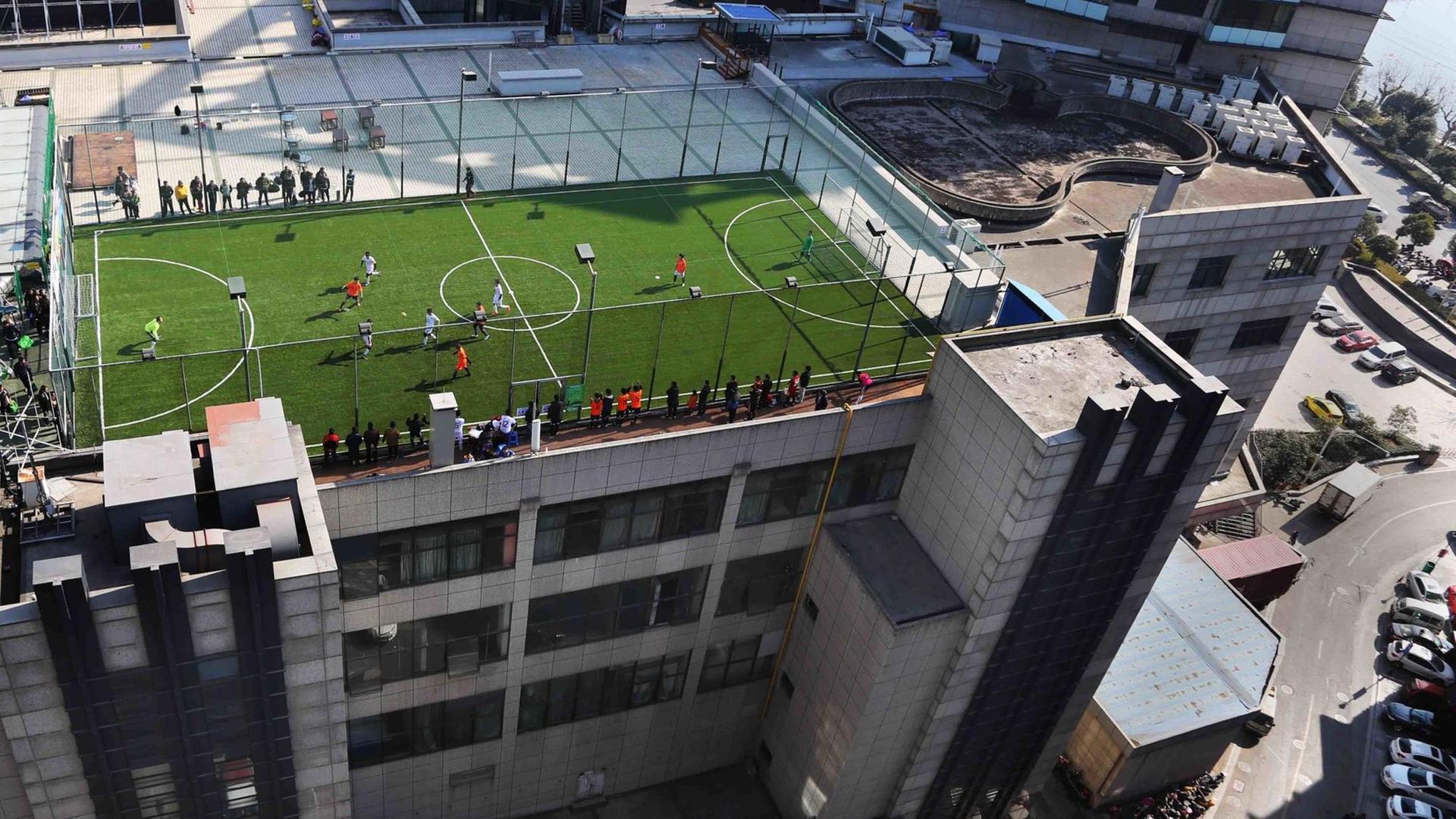 Sicht auf ein Fussballfeld auf dem Dach eines Einkaufzentrums im Osten Chinas Sicht auf ein Fussballfeld auf dem Dach eines Einkaufzentrums im Osten Chinas