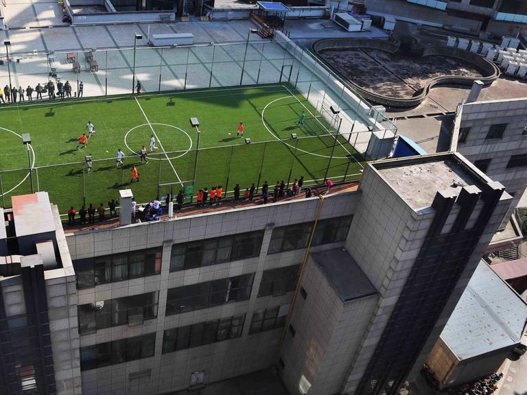 Sicht auf ein Fussballfeld auf dem Dach eines Einkaufzentrums im Osten Chinas