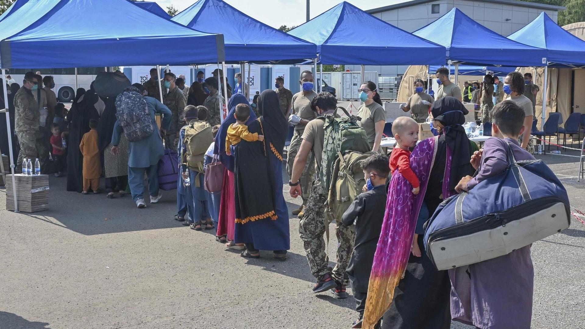 Flüchtlinge aus Afghanistan warten am amerikanischen Luftwaffenstützpunkt Ramstein. Flüchtlinge aus Afghanistan warten am amerikanischen Luftwaffenstützpunkt Ramstein.