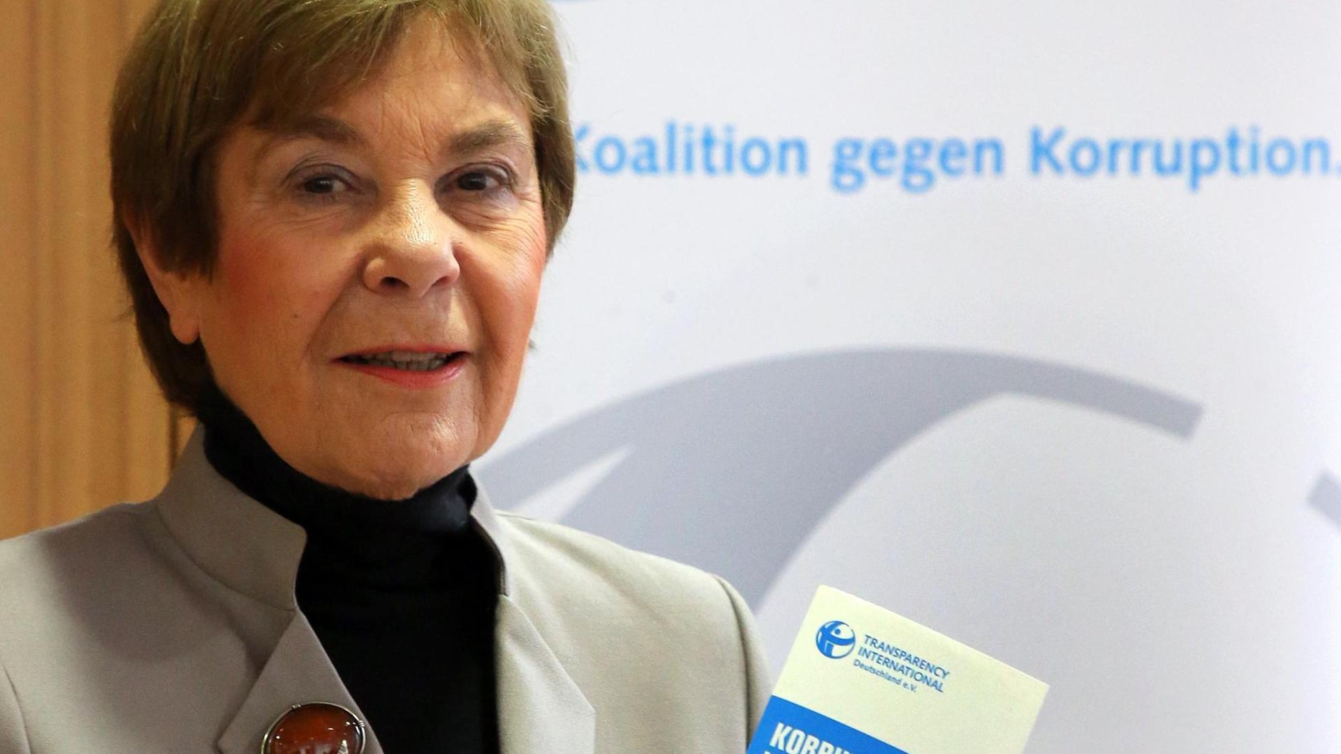 Edda Müller, Vorsitzenden von Transparency International Deutschland, hält eine Broschüre über den Korruptionswahrnehmungsindexes CPI 2018 in der Hand