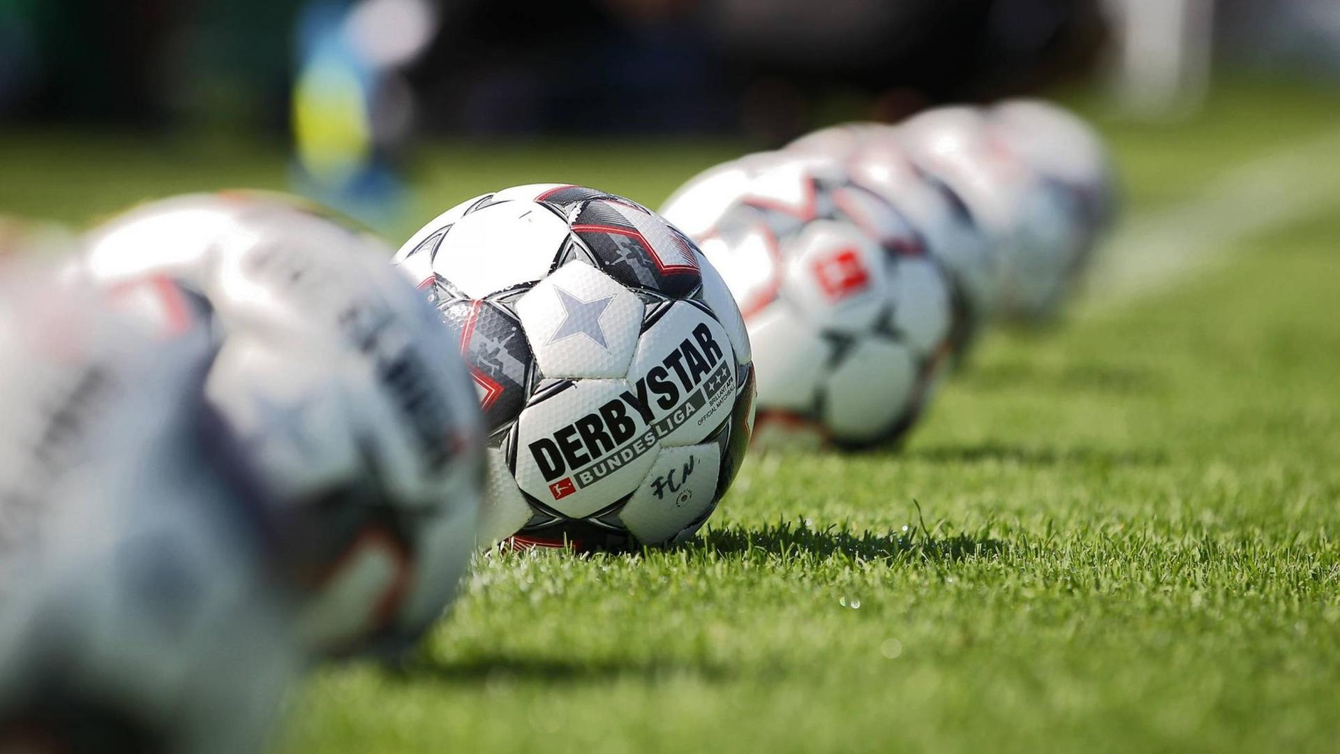 Der Derbystar-Spielball für die 1. und 2. Bundesliga. Derbystar löst Adidas als Lieferant für die Spielbälle ab Der Derbystar-Spielball für die 1. und 2. Bundesliga. Derbystar löst Adidas als Lieferant für die Spielbälle ab
