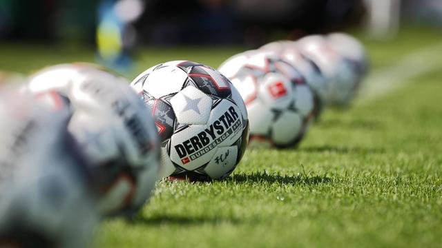 Der Derbystar-Spielball für die 1. und 2. Bundesliga. Derbystar löst Adidas als Lieferant für die Spielbälle ab
