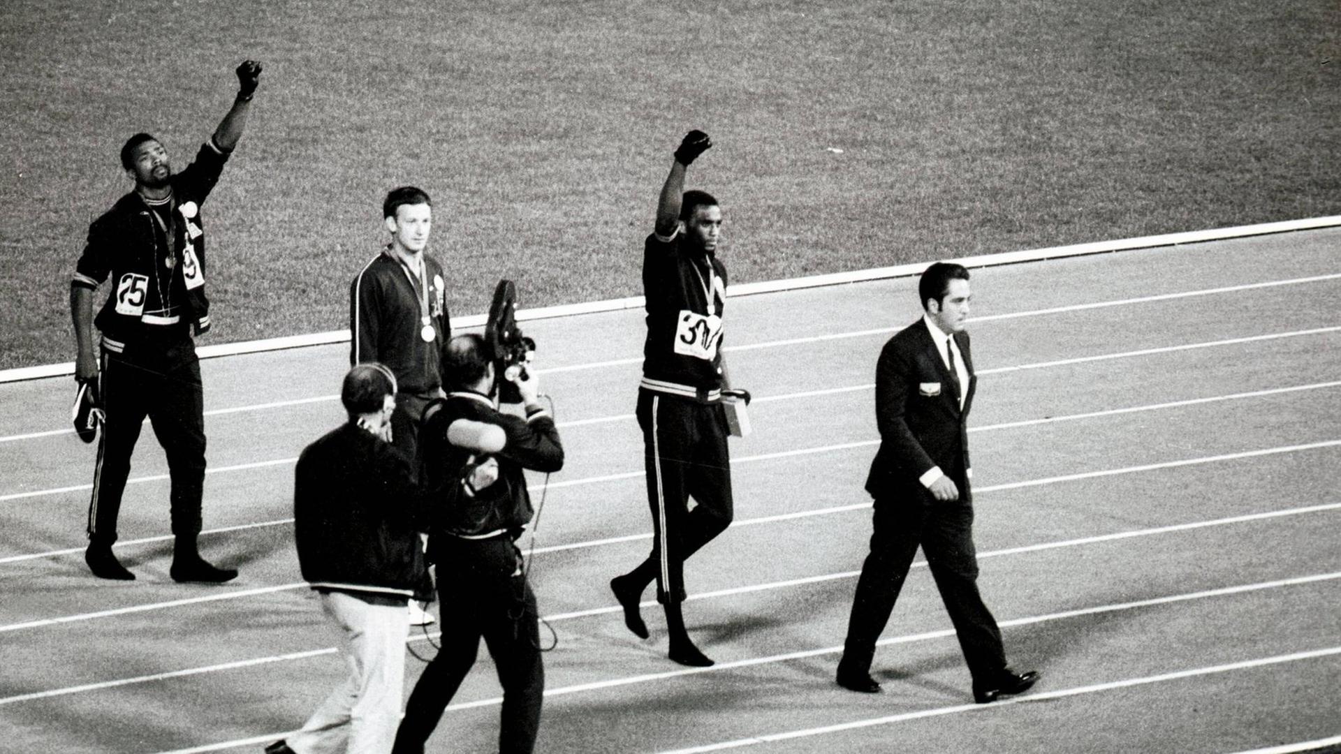 Die US-Athleten Tommie Smith und John Carlos schrieben mit ihrem Black Power-Protest bei der Siegerehrung Geschichte: Bei den Olympischen Spielen in Mexiko, 1968, reckten sie ihre schwarz behandschuhten Fäuste. Die US-Athleten Tommie Smith und John Carlos schrieben mit ihrem Black Power-Protest bei der Siegerehrung Geschichte: Bei den Olympischen Spielen in Mexiko, 1968, reckten sie ihre schwarz behandschuhten Fäuste.