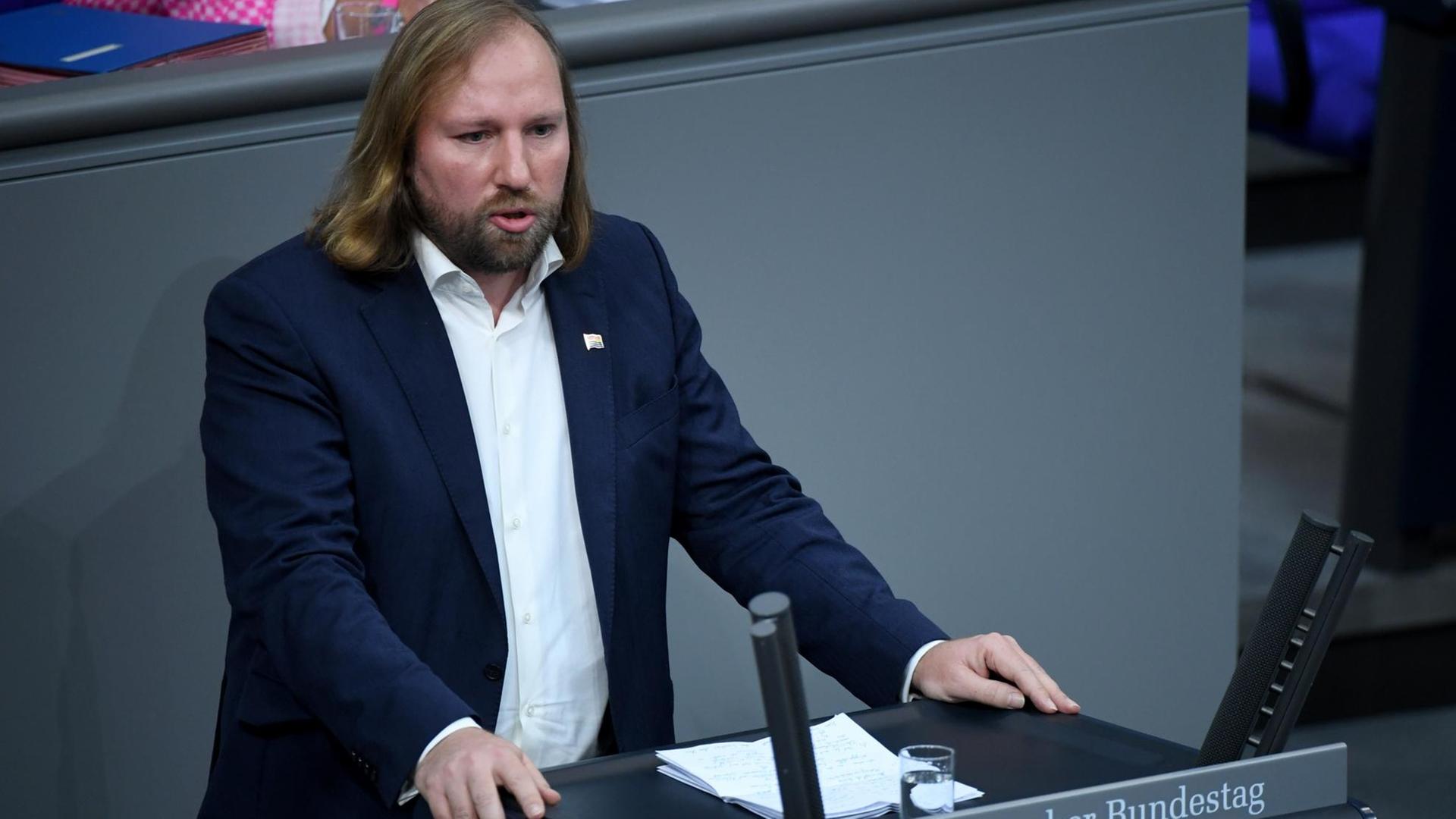Der Grünen-Fraktionsvorsitzende Anton Hofreiter spricht am 23.11.2016 im Bundestag in Berlin. Der Grünen-Fraktionsvorsitzende Anton Hofreiter spricht am 23.11.2016 im Bundestag in Berlin.