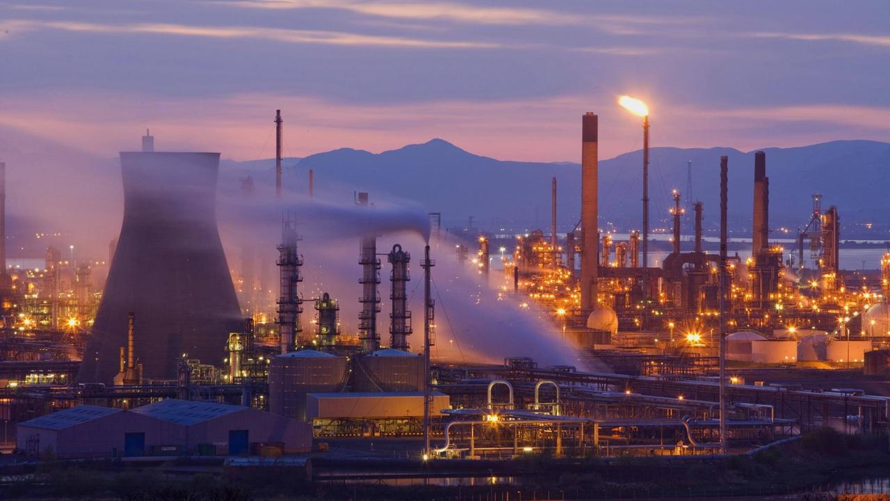 Eine Erdölraffinerie in Grangemouth in Schottland. Eine Erdölraffinerie in Grangemouth in Schottland.