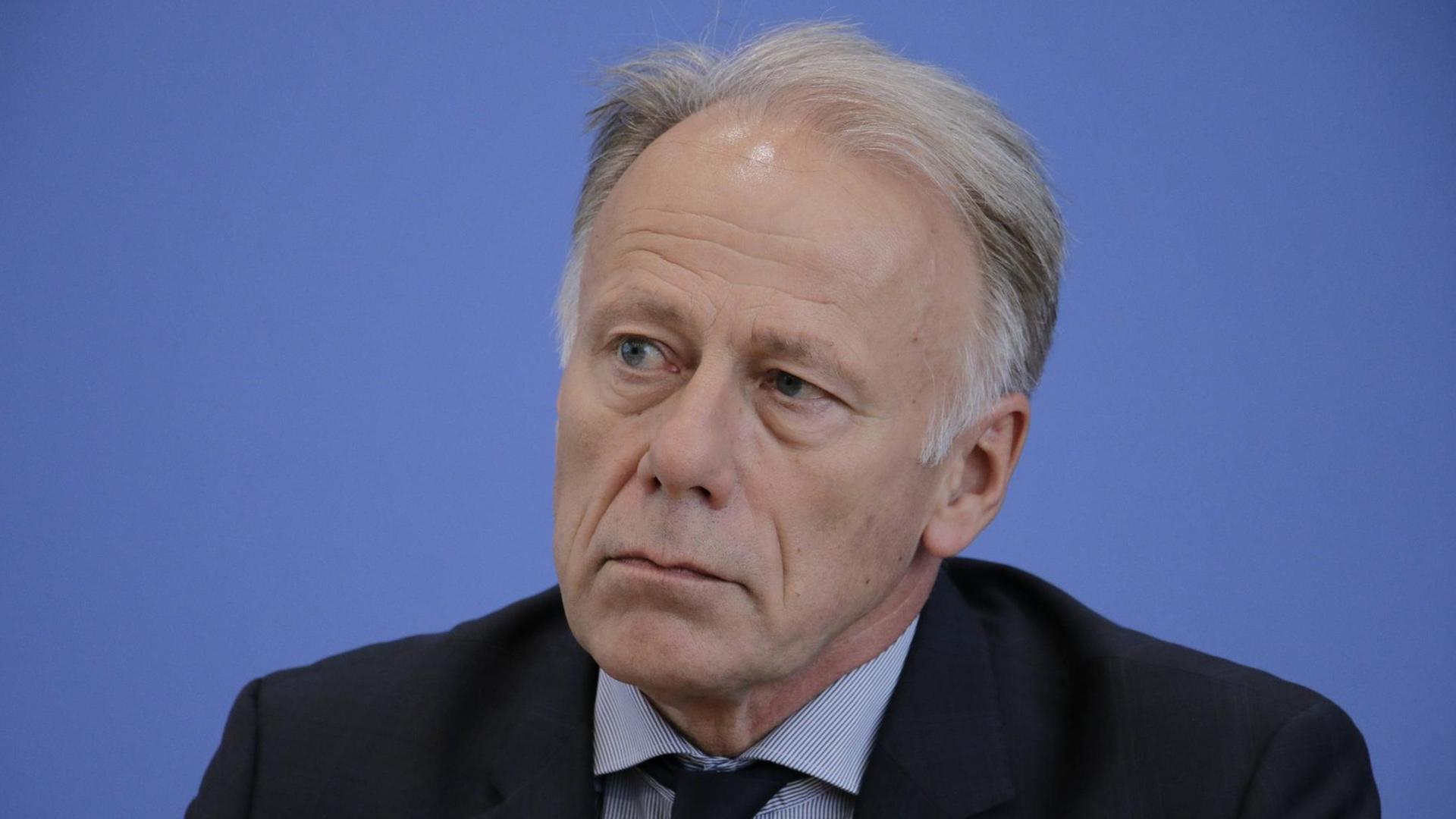 Berlin, Bundespressekonferenz, Thema: Vorstellung der Empfehlungen der Kommission zur Überprüfung der Finanzierung des Kernenergieausstiegs (KFK) Foto: Jürgen Trittin, KFK Vorsitzender (B90/Die Grünen) Berlin, Bundespressekonferenz, Thema: Vorstellung der Empfehlungen der Kommission zur Überprüfung der Finanzierung des Kernenergieausstiegs (KFK) Foto: Jürgen Trittin, KFK Vorsitzender (B90/Die Grünen)
