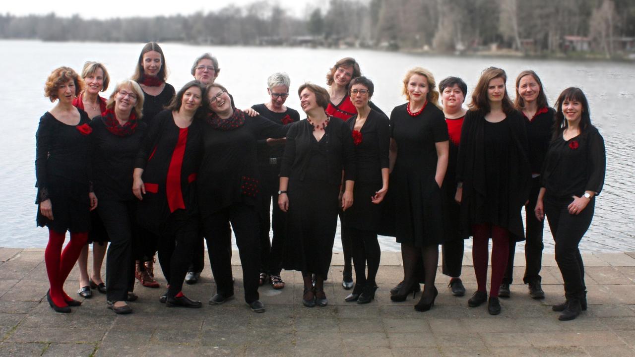 Gruppenbild am Ufer eines Sees Gruppenbild am Ufer eines Sees