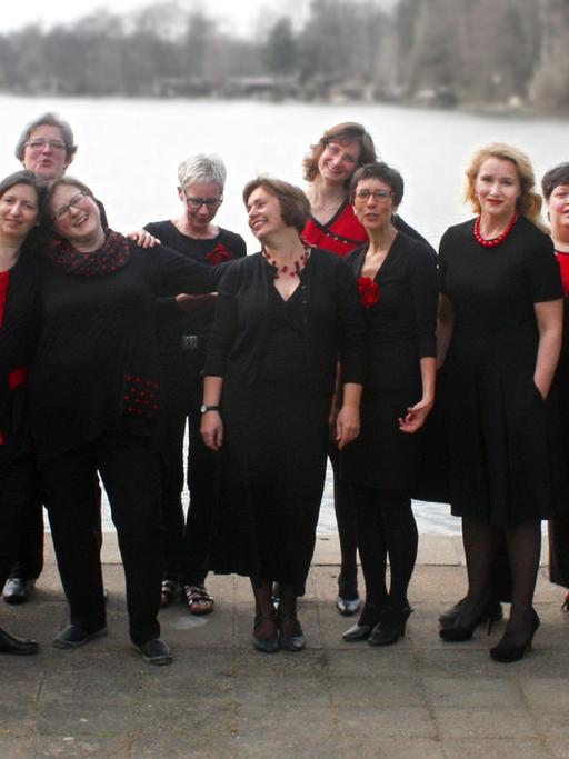 Gruppenbild am Ufer eines Sees
