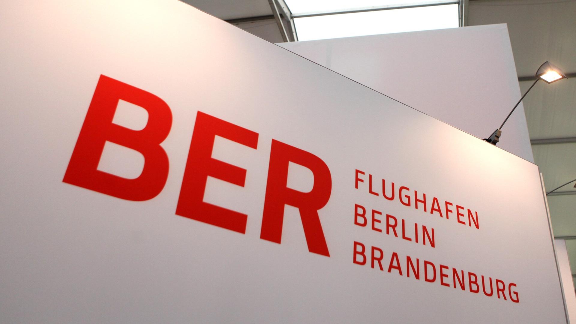 Ein Schild am Flughafen mit der Schrift "BER Flughafen Berlin Brandenburg"