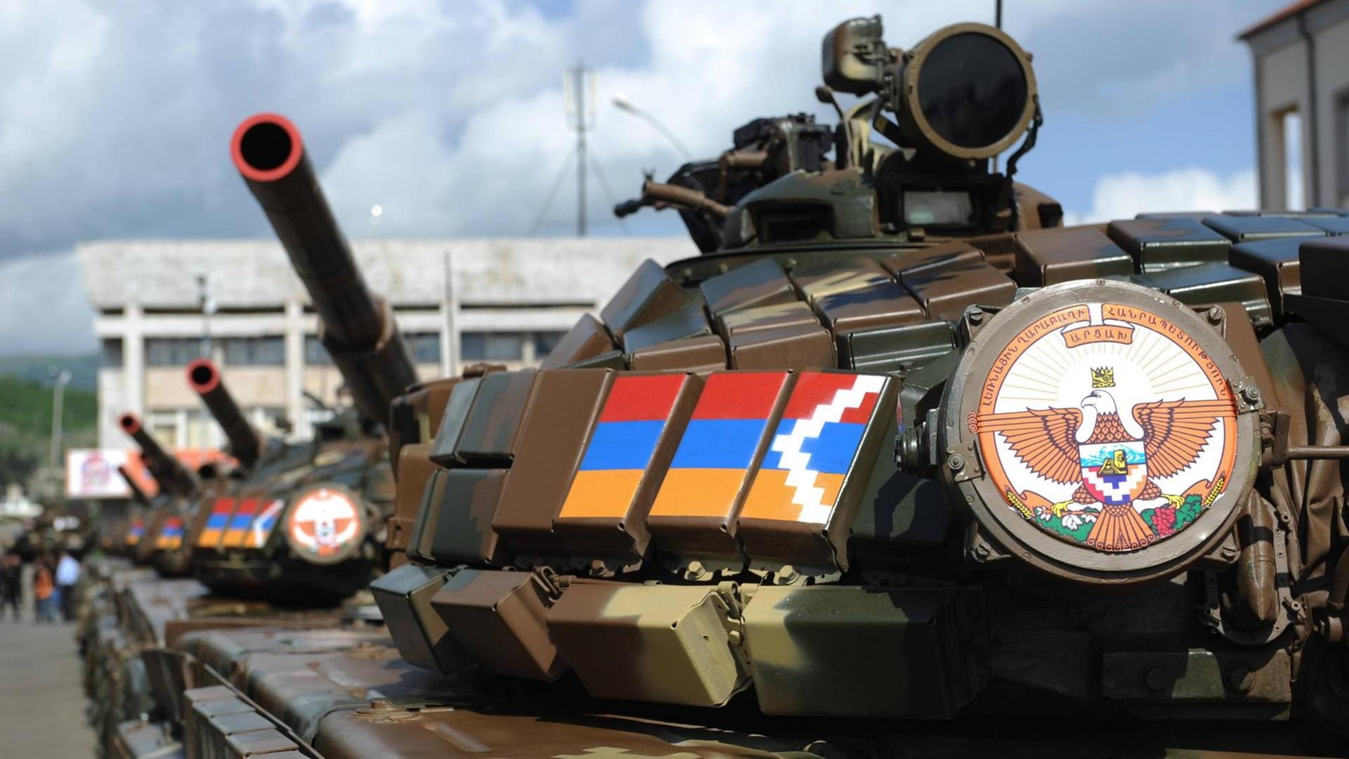 Ein Panzer bei einer Militärparade in Stepanakert in der Region Berg-Karabach im Jahr 2012. Ein Panzer bei einer Militärparade in Stepanakert in der Region Berg-Karabach im Jahr 2012.