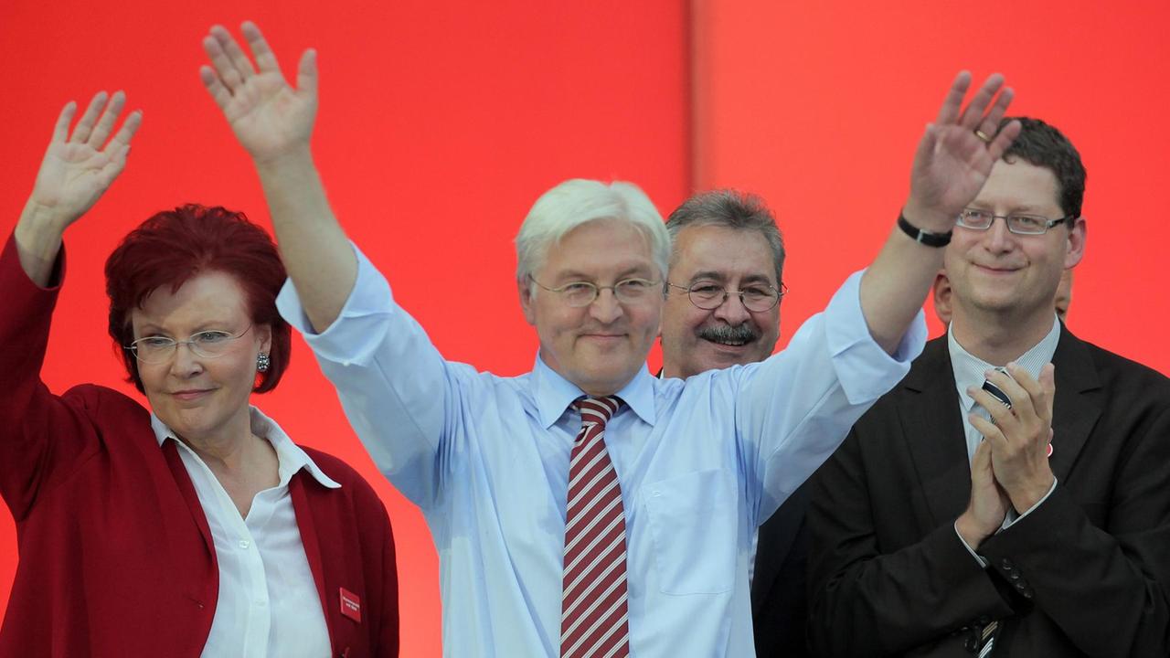 Bundesaußenminister Frank-Walter Steinmeier (M), Bundesentwicklungsministerin Heidemarie Wieczorek-Zeul und der hessische SPD-Vorsitzende Thorsten Schäfer-Gümbel Bundesaußenminister Frank-Walter Steinmeier (M), Bundesentwicklungsministerin Heidemarie Wieczorek-Zeul und der hessische SPD-Vorsitzende Thorsten Schäfer-Gümbel