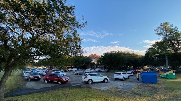 In der Morgendämmerung stehen Autos aller Marken in einr Schlange auf einem Parkplatz an. In der Morgendämmerung stehen Autos aller Marken in einr Schlange auf einem Parkplatz an.