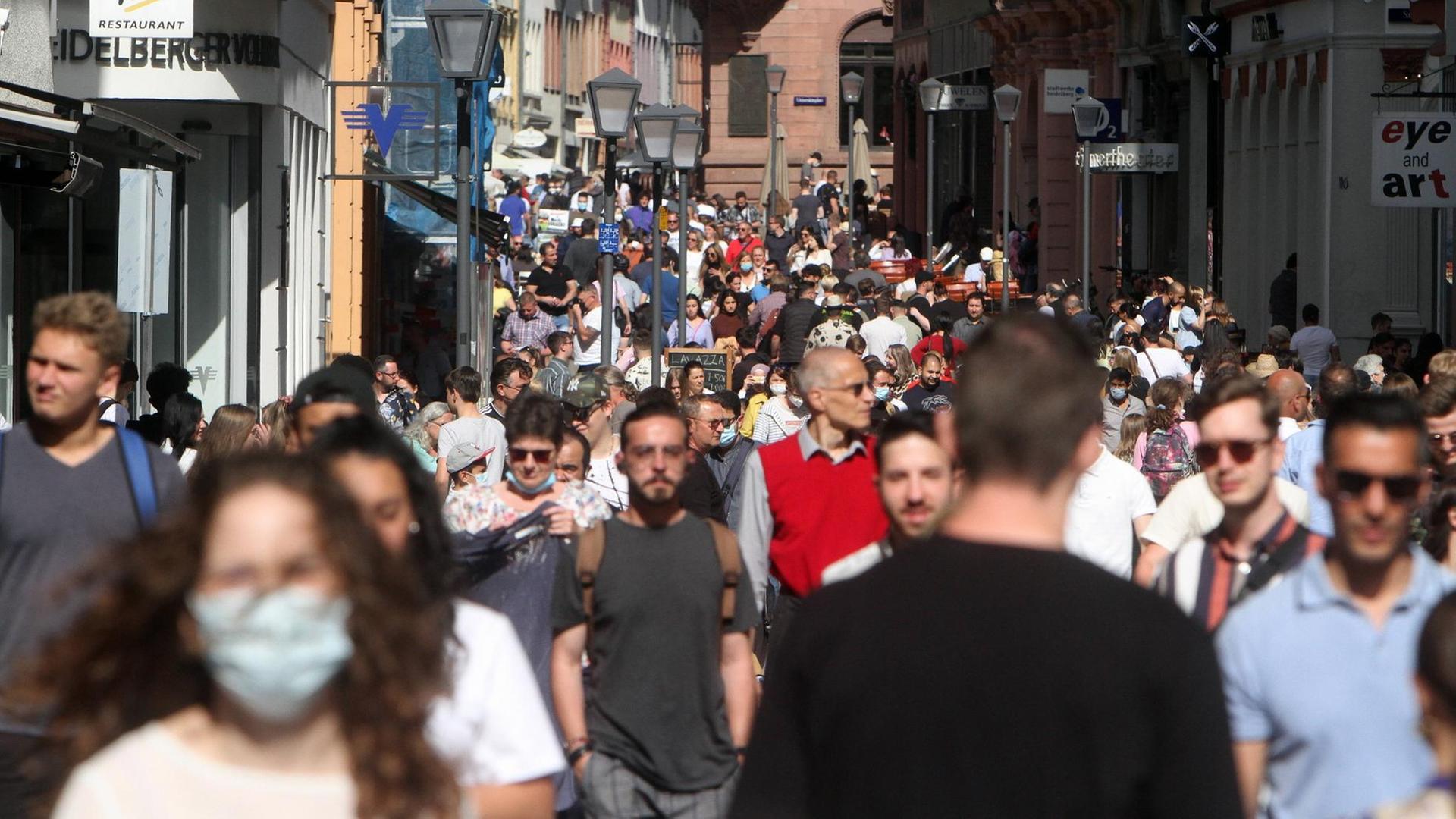 Viele Menschen laufen meist ohne Masken durch die Fußgängerzone in der Innenstadt von Heidelberg, Baden Württemberg. Viele Menschen laufen meist ohne Masken durch die Fußgängerzone in der Innenstadt von Heidelberg, Baden Württemberg.