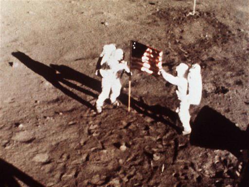 Die Astronauten Neil Armstrong and Edwin E. "Buzz" Aldrin errichten 1969 auf dem Mond die US-amerikanische Flagge Die Astronauten Neil Armstrong and Edwin E. "Buzz" Aldrin errichten 1969 auf dem Mond die US-amerikanische Flagge