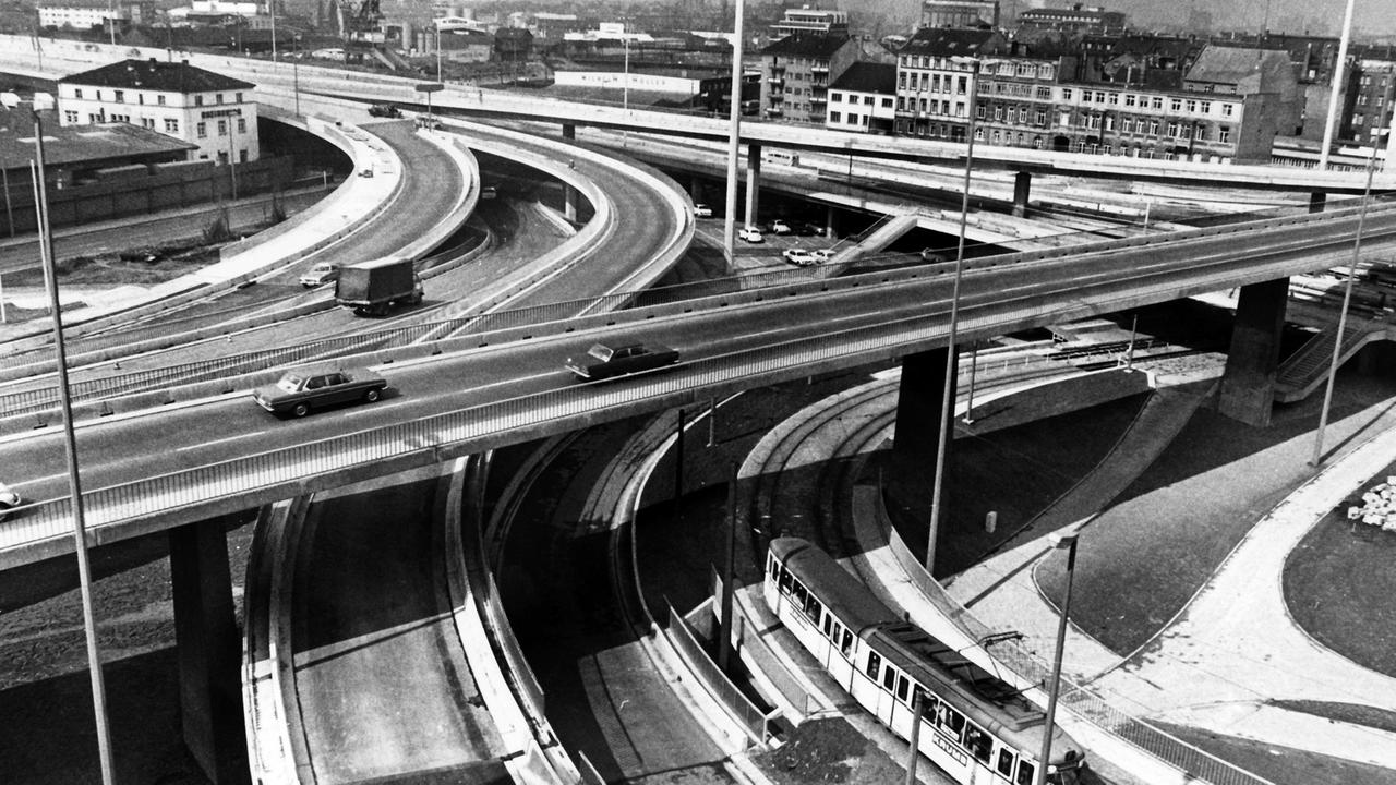 Eine zweite Verbindung zwischen den Schwesterstädten Mannheim und Ludwigshafen über den Rhein - die "Nordbrücke" - soll am 28.06.1972 eingeweiht werden. Mitte der 1960er Jahre war mit den Bauarbeiten an diesem 100 Millionen Mark-Projekt begonnen worden. Dieses Straßengeflecht auf der Mannheimer Seite führt den Verkehr kreuzungsfrei von und zur Brückenauffahrt, die oben links im Bild zu sehen ist (Archivbild vom 17.04.1972).
