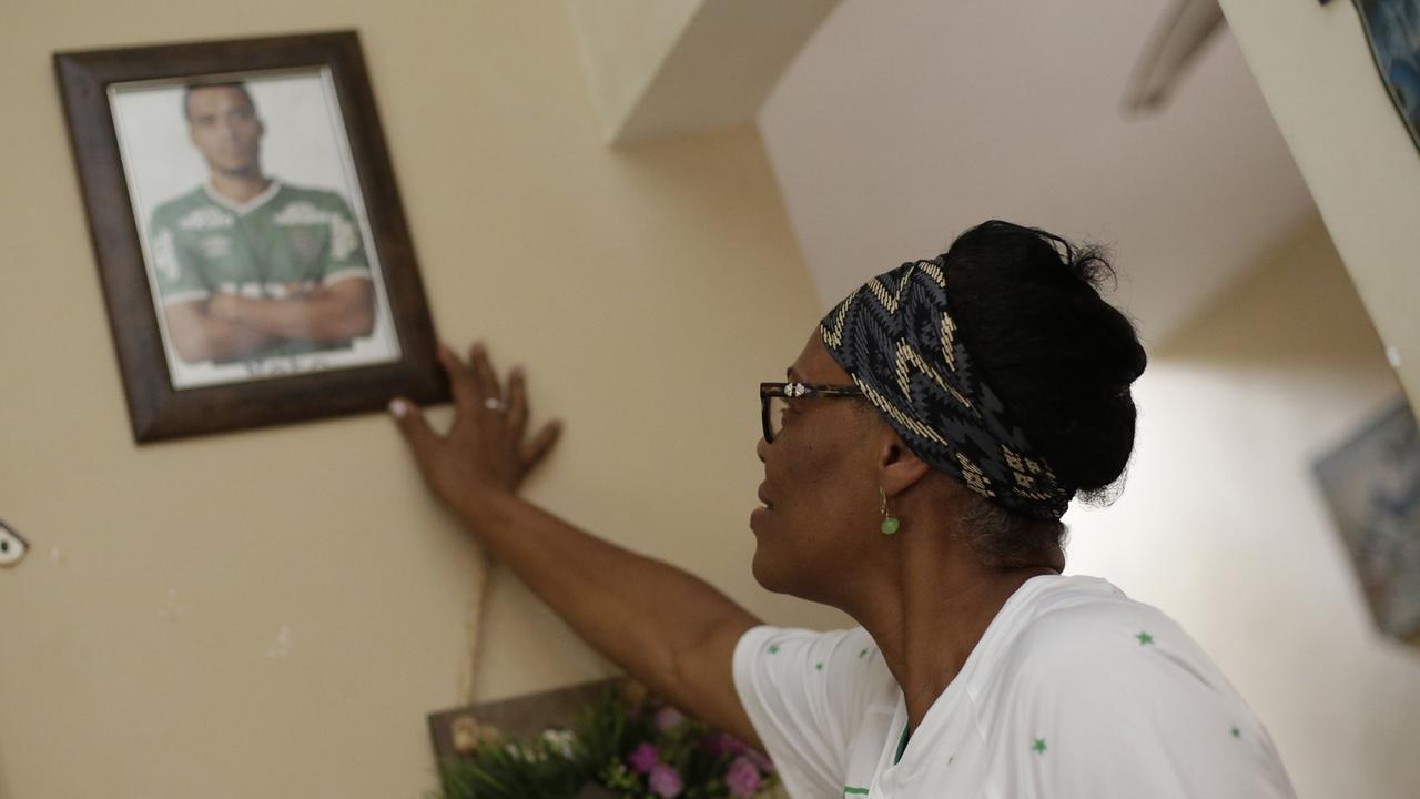 Valeria Zampier, Mutter des Fußballers des brasilianischen Clubs Chapecoense Hélio Zampier Neto, betrachtet in Rio de Janeiro ein Porträt ihres Sohnes. Valeria Zampier, Mutter des Fußballers des brasilianischen Clubs Chapecoense Hélio Zampier Neto, betrachtet in Rio de Janeiro ein Porträt ihres Sohnes.