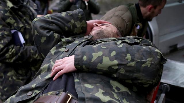 Ein verletzter ukrainischer Soldat wird in das Militärkrankenhaus von Charkiw translportiert