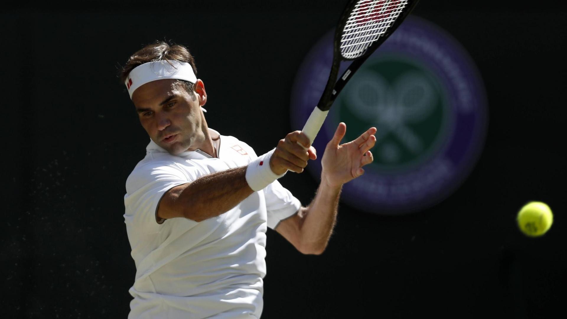 Roger Federer spielt beim Rasenturnier in Wimebeldon einen Return gegen den Briten Jay Clarke