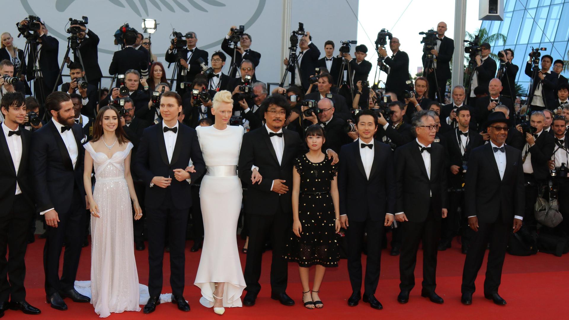 Die Schauspieler Byung Heebong, Giancarlo Esposito, Steven Yeun, Tilda Swinton und Ahn Seo-Hyun, Regisseur Bong Joon-Ho sowie die Schauspieler Paul Dano, Lily Collins, Jake Gyllenhaal und Devon Bostic auf dem Roten Teppich für den Film "Okja". Die Schauspieler Byung Heebong, Giancarlo Esposito, Steven Yeun, Tilda Swinton und Ahn Seo-Hyun, Regisseur Bong Joon-Ho sowie die Schauspieler Paul Dano, Lily Collins, Jake Gyllenhaal und Devon Bostic auf dem Roten Teppich für den Film "Okja".