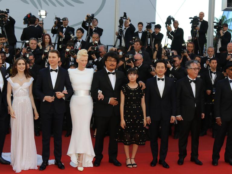 Die Schauspieler Byung Heebong, Giancarlo Esposito, Steven Yeun, Tilda Swinton und Ahn Seo-Hyun, Regisseur Bong Joon-Ho sowie die Schauspieler Paul Dano, Lily Collins, Jake Gyllenhaal und Devon Bostic auf dem Roten Teppich für den Film "Okja".