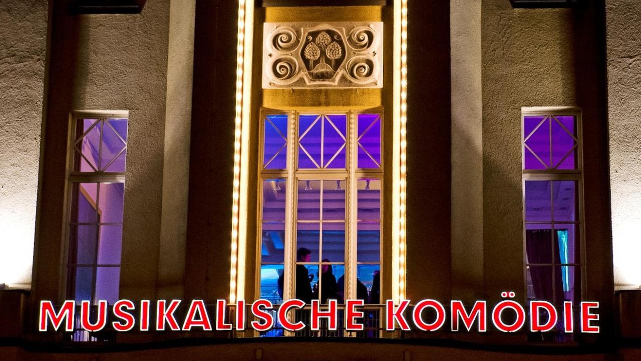 Der hell erleuchtete Eingang der Musikalischen Komödie Leipzig