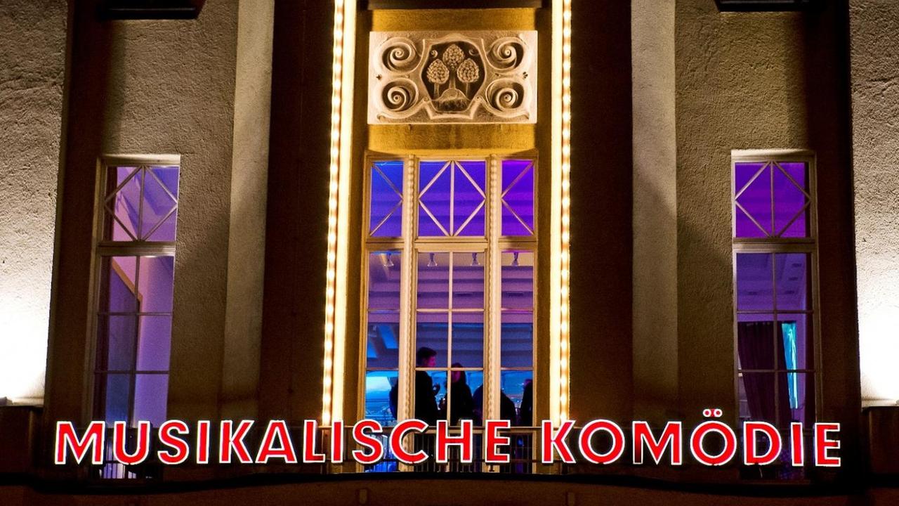 Der hell erleuchtete Eingang der Musikalischen Komödie Leipzig Der hell erleuchtete Eingang der Musikalischen Komödie Leipzig